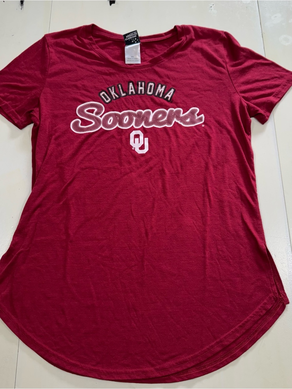Creative Apparel Concepts Women's Oklahoma Sooners Curved Hem Graphic T-Shirt (M
